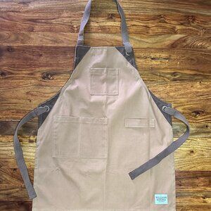 Williams Sonoma, Child's Two-Tone Apron, Size Medium (specs in photos)